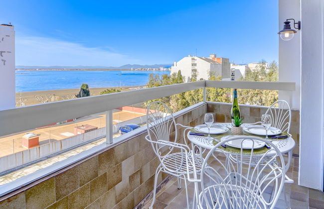 Beautiful Apartment With View - Photo 16