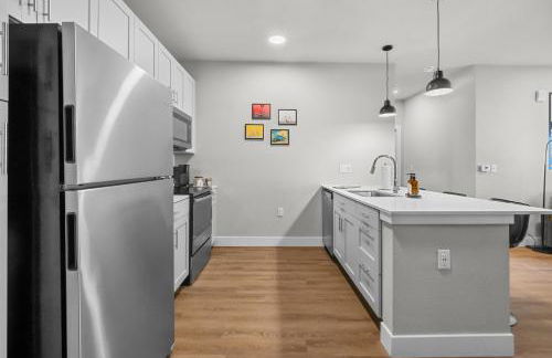 Luxe King Suite, Cozy Sectional, Gym, Pool, U of A - Photo 44