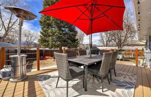 Family Perfect 4BR Home with Hot Tub, Pool Table, Fenced Yard, Cozy Fireplace, Mountain Views, Walkable Neighborhood, Near Parks, Dining, and Adventure - Foto 11