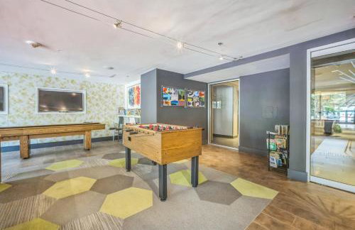 Large 3 bedroom Family Suite, Private Balcony, 5 min to DCA, Gym, Pool and more! - Photo 26