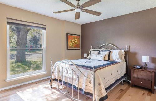 Cozy 3BR Retreat with Outdoor Dining & BBQ Grill - Foto 7