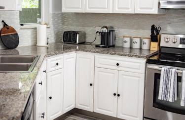 Lux 3 bedroom townhouse 1 block from the beach - Photo 17