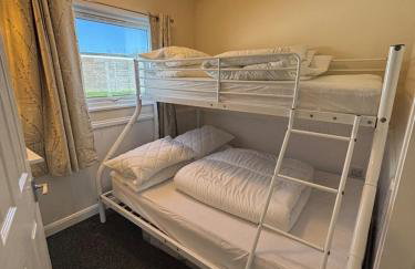 116, Two bed Chalet on California Sands Holiday Park - Sleeps 5, pet friendly, includes FREE pool passes, Free Entry to Clubhouse - plus Electric, WiFi, bed linen and towels all included - only 300m from the beach! - Photo 14