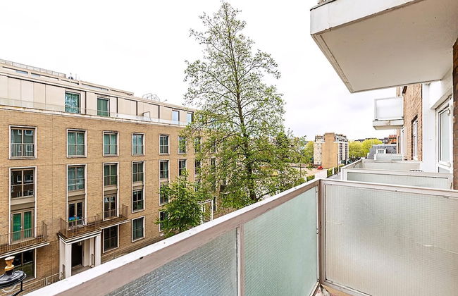 City Relay Sleek Apartment in Belgravia - Photo 2