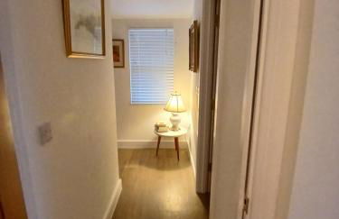 Luxury 1 bed apartment close to Airport and Exhibition centre ideal for short long term stays very cosy nicely furnished for comfort with all mod cons FreeParking on site Free WIFI - Foto 39