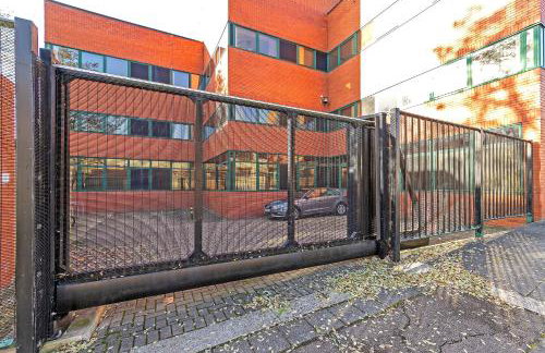 PRIME City Centre Location, THE JUKE BOX SUITE, Secure Gated FREE Parking Space, Unique STYLISH Apartment, AIR CONDITIONING & Two Bathrooms - Photo 37