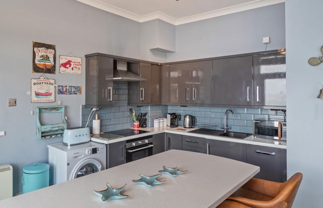 Royal Victoria Court 11 - Sea and Harbour Views - Photo 15