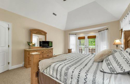 White Mountain Retreat with Theater, Fire Pit, Game Room and River Access - Foto 25