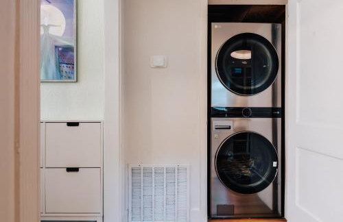 Authentic ATX Gem with Cowboy Pool, Vibe with Downtown & Local Eateries - Foto 22