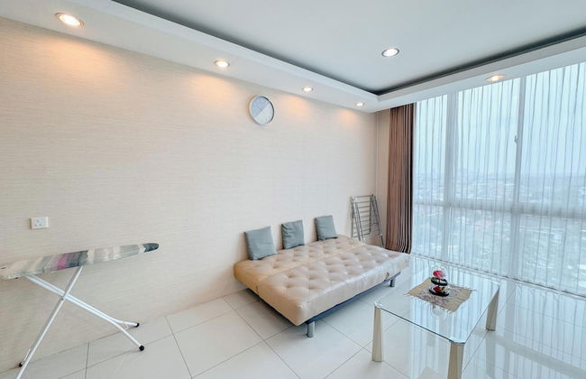 Restful And Simple 2Br At The Via And The Vue Apartment - Photo 14