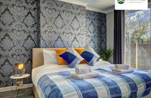 4 Bedroom House - Sleeps 7, Near Coventry Airport, City Centre, Free Wi-Fi with Driveway Parking & Garden, Full Kitchen - AHC - Photo 27