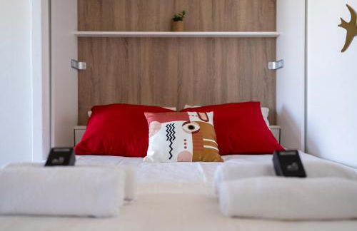 GuestReady - Chic Stay with Jacuzzi and Parking - Photo 13