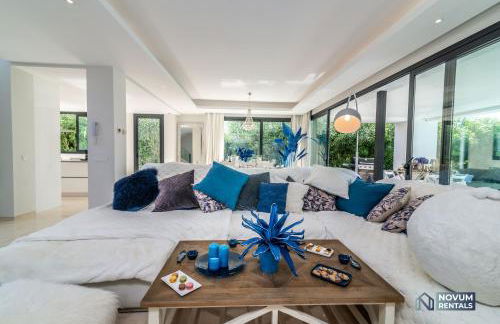 Remarkable 5-BDRM Villa - Heated POOL & GYM - Photo 13