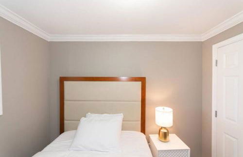 Three BR 2.5 Bath w/ parking spot & deck near metr - Foto 19