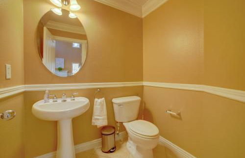 Resort-Style Oasis Expansive Riverside Mansion - Foto 8