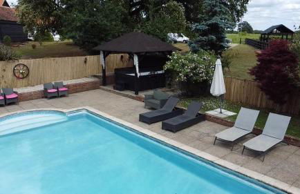 Grade II Listed Farmhouse, Pool, Hot Tub, Games Room, Celebration Hall, Car Park, 10ppl, 45 min from Central London - Foto 10