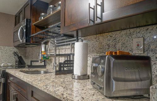 Tropical escape with fire pit near airport & stadium - Foto 21