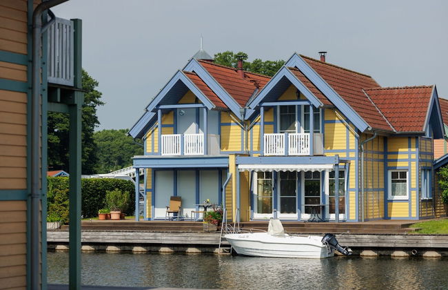 Cozy Holiday Home with Wood Burning Stove near Water - Foto 14