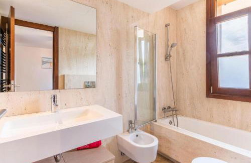 Villa de lujo con piscina, jacuzzi, jardín y terraza - Foto 33