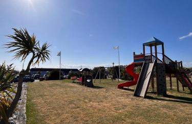 The Bird's Nest by Sheppey Stays- Pet Friendly Cozy Coastal Escape - Sleeps 6 with Parking - Great Rates for Long Stays - Photo 27