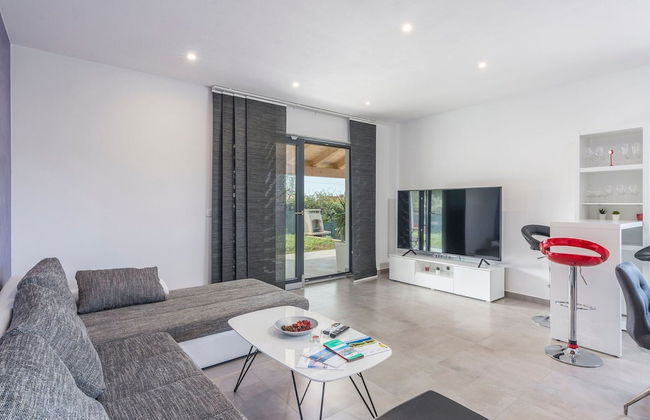 Villa in Novigrad With Private Pool and Beach - Photo 13