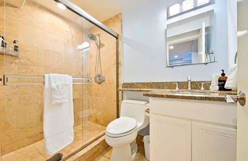 Stunning South Mission Home with Private Rooftop & Ocean Views! - Foto 15