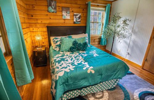 Ascension Cabin - hot tub, fire pit, babbling brook - Foto 26