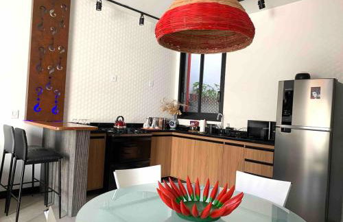 Casa linda, ótima localização, 2 vagas de garagem - Foto 4