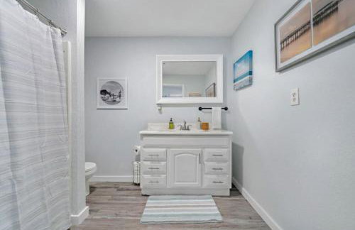 Cozy and charming getaway with deck, close to beach - Foto 29