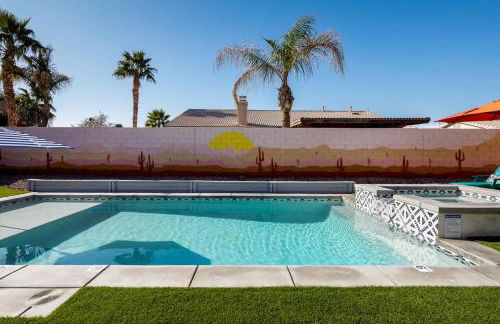 Spacious Yard, Sparkling Pool & Spa, Firepit, 9beds! - Photo 6