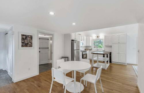 Jenkins Pond Beach Access with BBall Hoop & Grill, Bright Cape Cod Retreat near Jenkins Pond in Falmouth - Parking, Modern Retreat with Outdoor Space, 24 Hour Hospitality - Foto 14