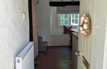 Period Thatched Cottage Towcester - Photo 33