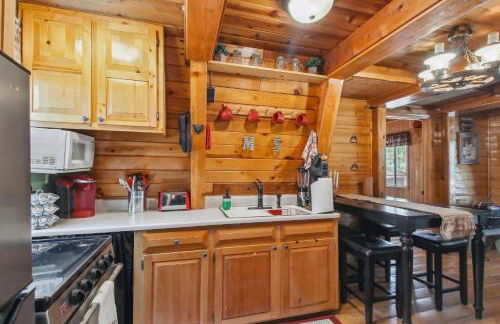 Near Trails Forest Lake Retreat with Backyard Oasis - Foto 12