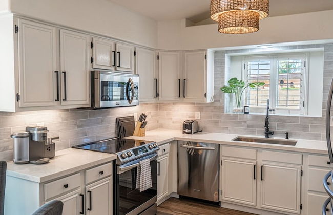 New Listing! Stylish 4 Bdrm W/pool and Game Room - Foto 16