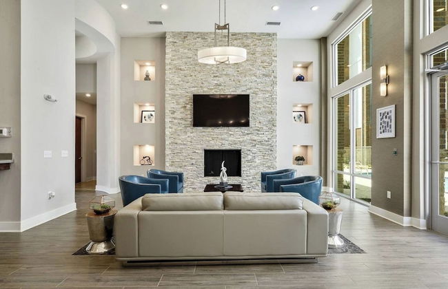 Luxurious Downtown Condo - Photo 10