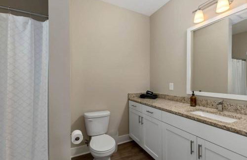 Modern 16BR 16BA Condos w Garage and Patio - Foto 31