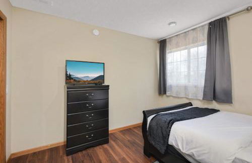 Charming 3-bedroom 1 bath basement nook with backyard view and gazebo - Foto 8