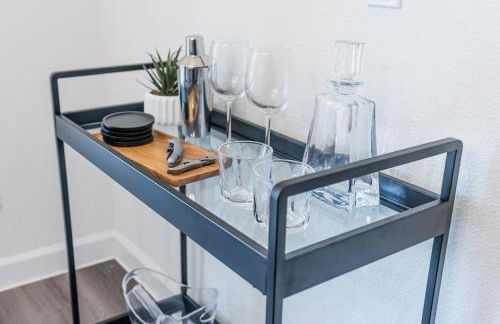 Sparkling Pool Retreat Near Legacy West by Vacation Your Way - Foto 13