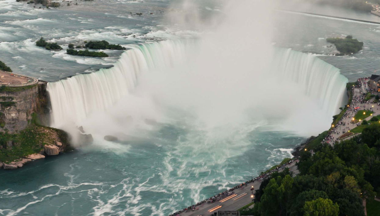 Vol en avion au-dessus des chutes du Niagara