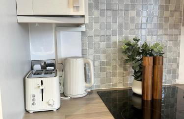 2 BR Flat - Short Lets & Serviced Accommodation Manchester with 2 Parking Spaces - Close to Hospitals - Foto 19