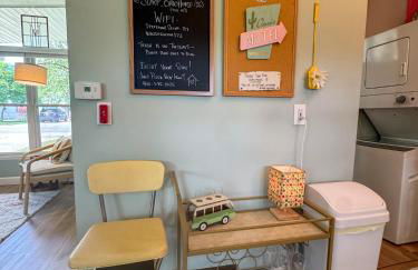 Mid-Century Modern Themed Home with Outdoor Hot Tub - Foto 11