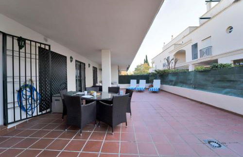 Apartamento con enorme terraza en complejo con piscina en Nueva Andalucía - Lorcrimar - Foto 11