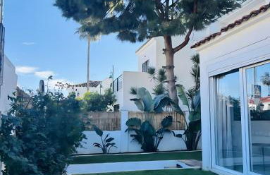 Luxurious And Modern Family Home - Photo 43