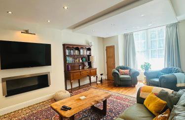 5 Bed Luxury Townhouse with Hot Tub, Rooftop Terrace, Perfect for Groups, Near Cruise Terminal - Foto 25