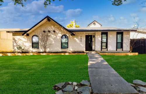 Stunning Carrollton Castle with 4 Bedrooms + Pool + Media Room - Foto 38