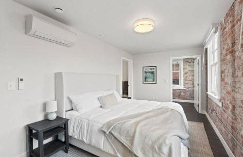 King Bed - J and K on Main Luxury Apartment 306 - Foto 5