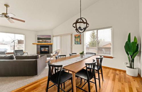 Modern Lodge with a Jacuzzi Tub - Photo 6