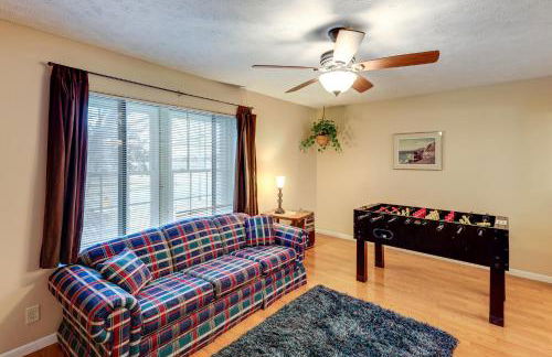 Bring the Family! Suburban Home with Yard in Omaha - Foto 10