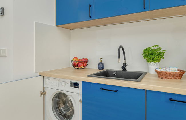 Blue Apartment With Sea View by Renters - Photo 12