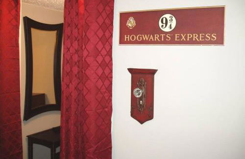 HARRY POTTER LIVES HERE! Unforgettable Home, Pool, Sleeps 8, Near Dis, LOW Rates! - Foto 11